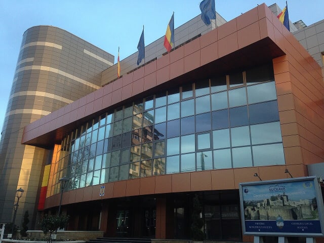 roată panoramică și artificii în centrul orașului Suceava