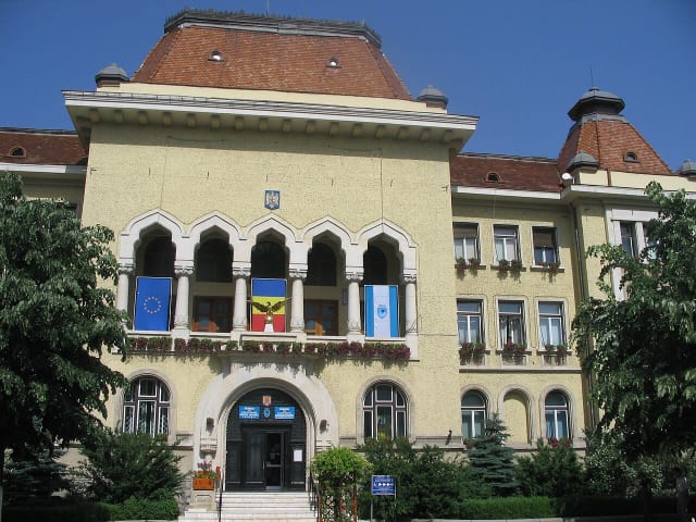 parc de joacă părăsit, echipamente lipsă, teren gol