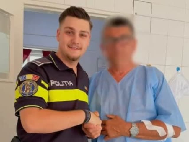 polițist resuscitând un bărbat