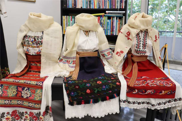Expoziție de costume populare românești