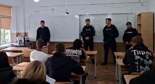Elevi din Tulcea aflând despre cariera de jandarm