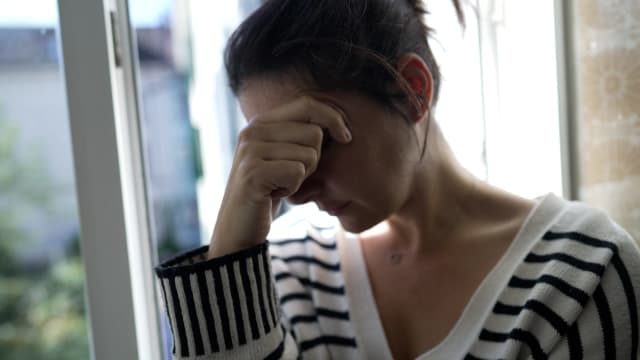 persoană discutând despre viața personală