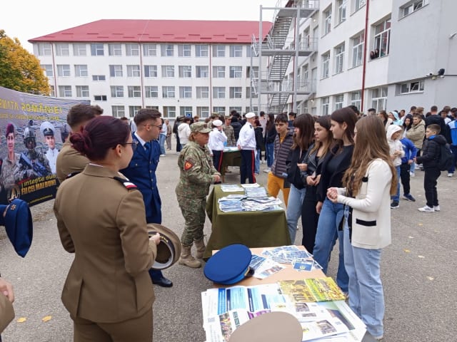 Activități educaționale cu militari la școală
