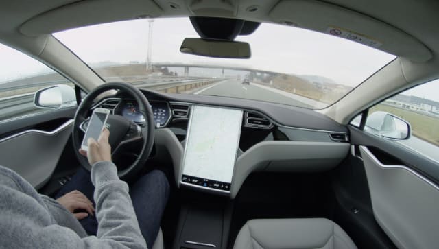 imagine accident Tesla și mașină de poliție în California