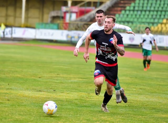 meci de fotbal pe teren acoperit de ploaie