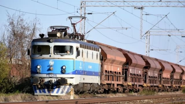 tren de marfă în port, șine și containeri