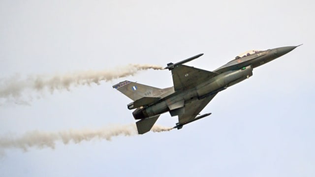 avion F-16 în misiune aeriană deasupra Mării Negre