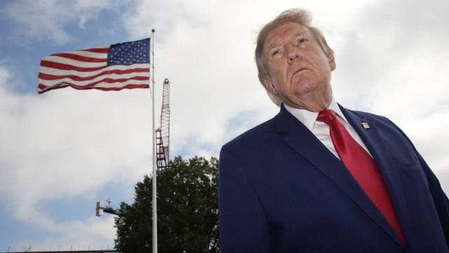 Donald Trump vorbește cu mass-media în Washington