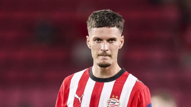 Dennis Man pe teren în meciul PSV