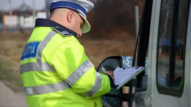 mașină oprită de poliție pe drum județean în Socond