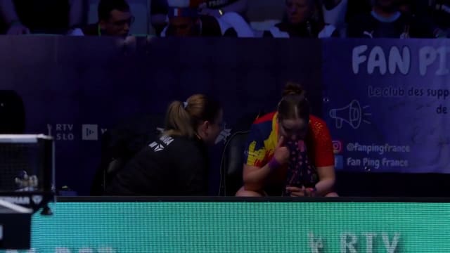 jucătoare de tenis de masă în acțiune, meci european