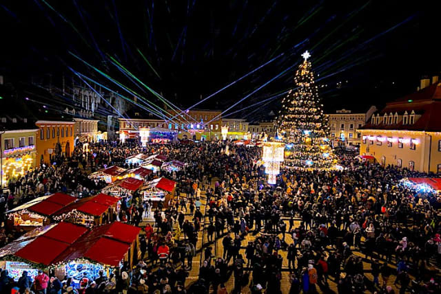 luminițe de Crăciun, târg, oraș european
