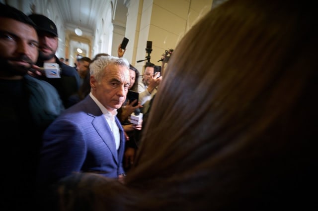 judecător cu documente în instanță