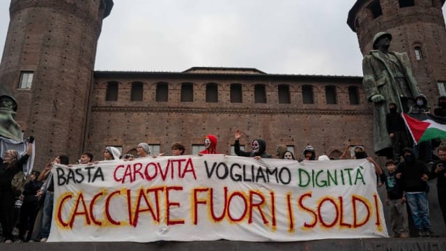 protest în stradă, oameni cu pancarte, poliție intervenind