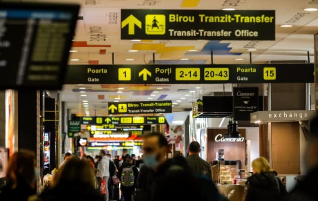 pardoseală multicoloră în interiorul aeroportului Otopeni