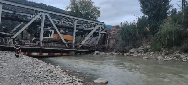 pod prăbușit pe drum național, situație de urgență în Bacău