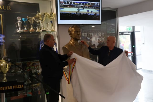 Bustul lui Mircea Abraham și sala polivalentă Tulcea
