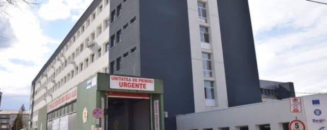 Clădire modernă a spitalului, construcție nouă, echipamente medicale