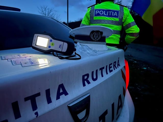 filtre rutiere poliție în trafic, polițiști verificând mașini