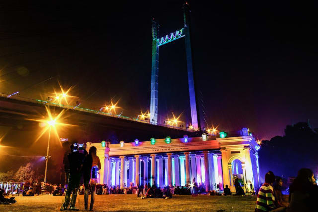 mulțime agitată în timpul unui festival religios în Kolkata