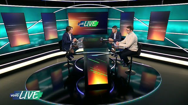 studiu de televiziune cu prezentatori și invitați în emisiune sport