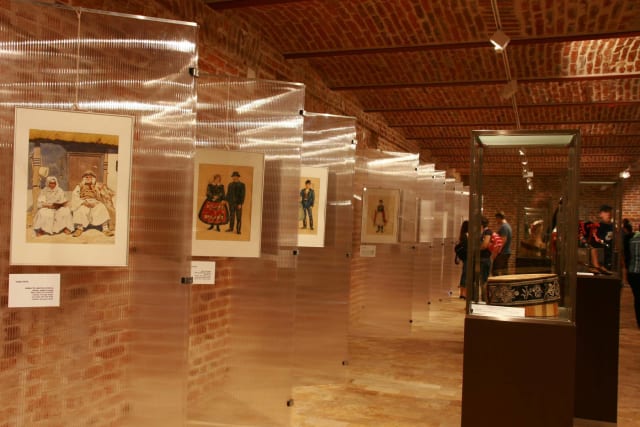 expoziție muzeu în Cetatea Oradea, vizitatori admirați