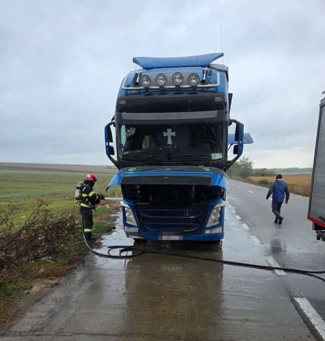 Pompierii au stins incendiul unui camion cu cereale în Plugari înainte să se extindă