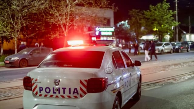 mașină poliție și tânăr conducând sub influența alcoolului
