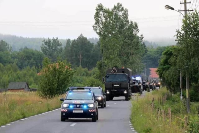 militari în exercițiu montan cu echipament militar