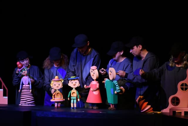 expoziție de scenografie cu păpuși și costume teatrale