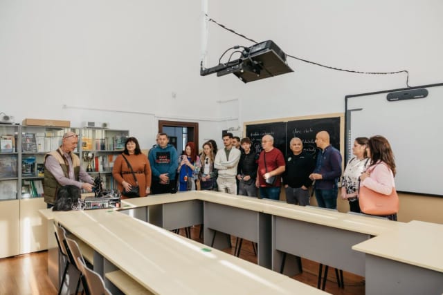 grup de tineri români din Serbia vizitând universitatea