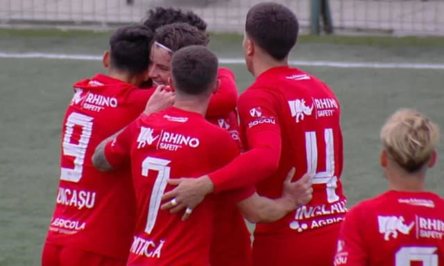 Meci de fotbal Liga 2, scor 3-0, jucători în acțiune