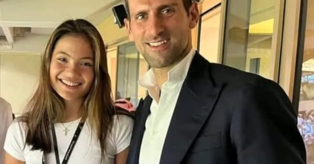 Emma Răducanu și Novak Djokovic în timpul unui meci de tenis