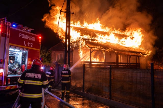 flăcări și echipaj de pompieri intervenind la incendiu