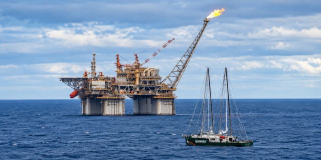 activiști Greenpeace ocupând platforma de gaze în largul coastelor Australiei