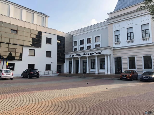 actorii pe scenă în timpul spectacolului de teatru