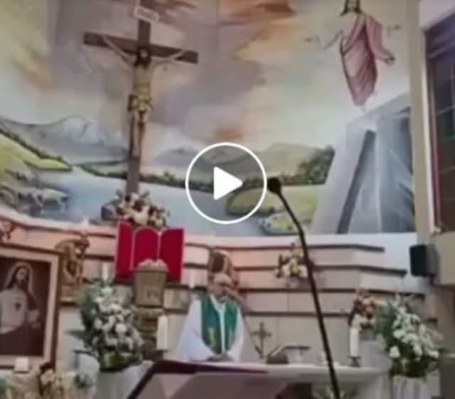 Video: Preotul Patricio Alfredo Sánchez Molinari a murit, strivit de o cruce, în timpul unei slujbe transmise în direct