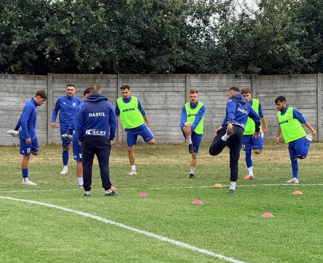 meci de fotbal în Liga 4 Elite, jucători în acțiune