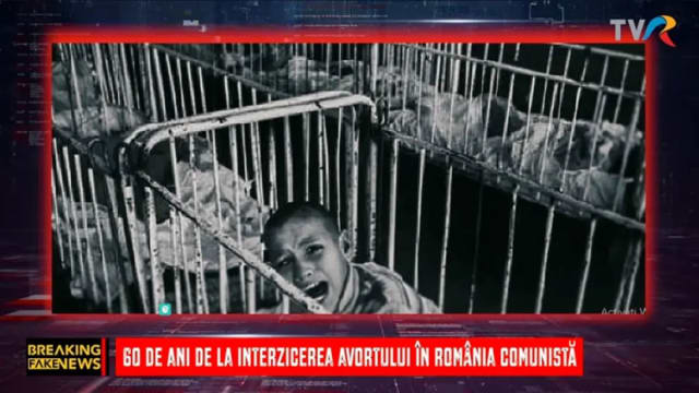femeie în fața unui birou de stat, simbol al perioadei comuniste