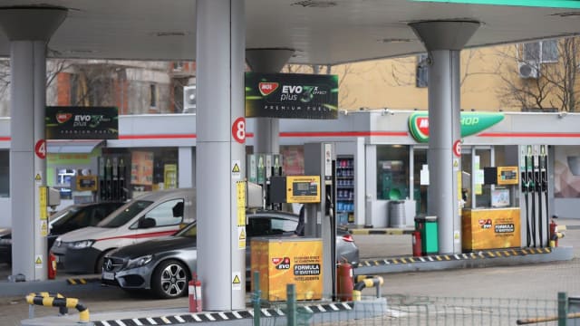 Mașini alimentându-se la benzinărie în România