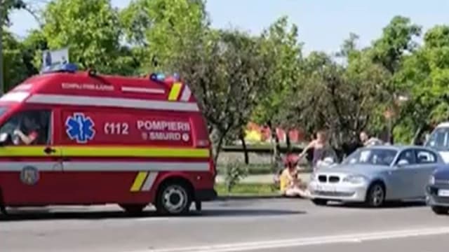 Mașină aproape de trecerea de pietoni cu pietoni