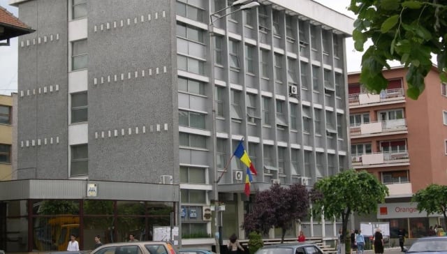 echipă de muncitori curățenie în piețe și clădiri administrative