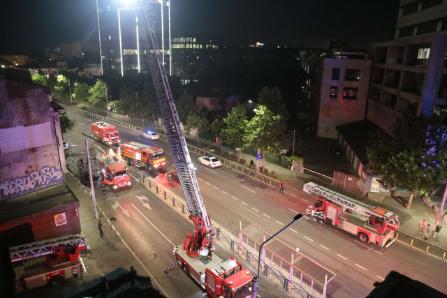 pompieri intervenind la incendiu în București