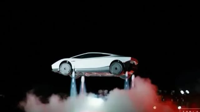 Tesla Roadster în showroom, mașină sport electrică futuristă