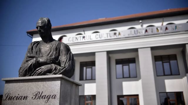copii participând la activități educative la bibliotecă