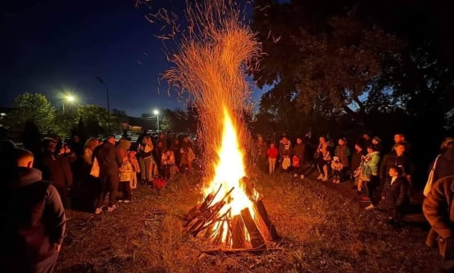 aprindere foc în Mioveni, tradiție populară românească