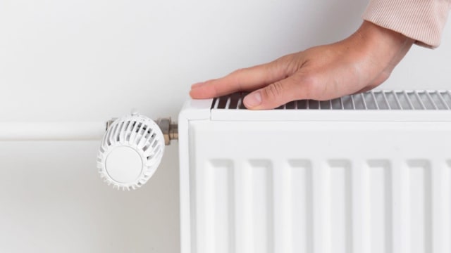 folie de aluminiu fixată lângă calorifer pentru creșterea temperaturii