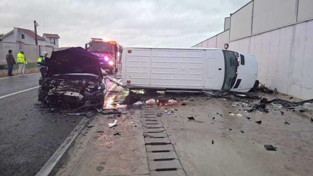 accident rutier între microbuz și autoturism pe DN 22