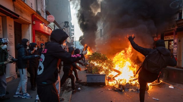 manifestanți în timpul protestelor violente în Paris