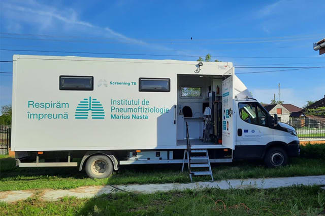 echipament radiologic mobil în acțiune, aparatură medicală modernă